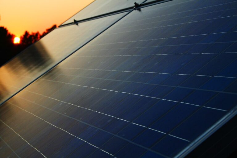 Der Ausbau von Photovoltaik auf den Dächern des Landes nimmt Fahrt auf